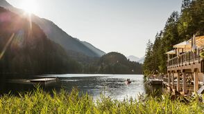 Der idyllische Piburger See im Ötztal in Tirol 