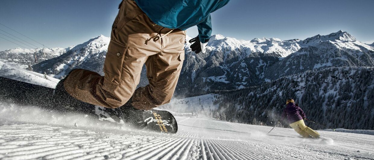 Mit dem Snowboard unterwegs im Skigebiet Silvretta Montafon