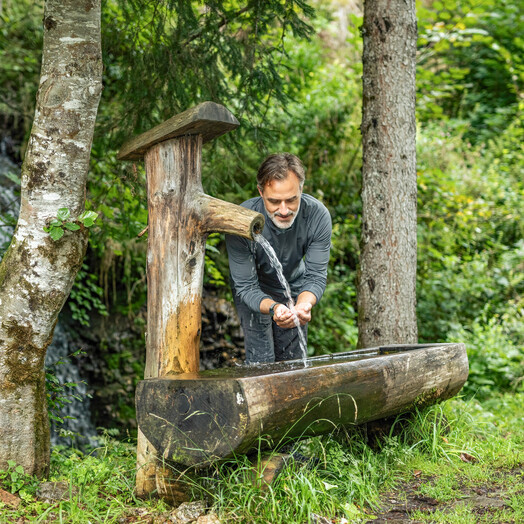 Wandern am Loser bei Altaussee in der Steiermark und trinken am Brunnen