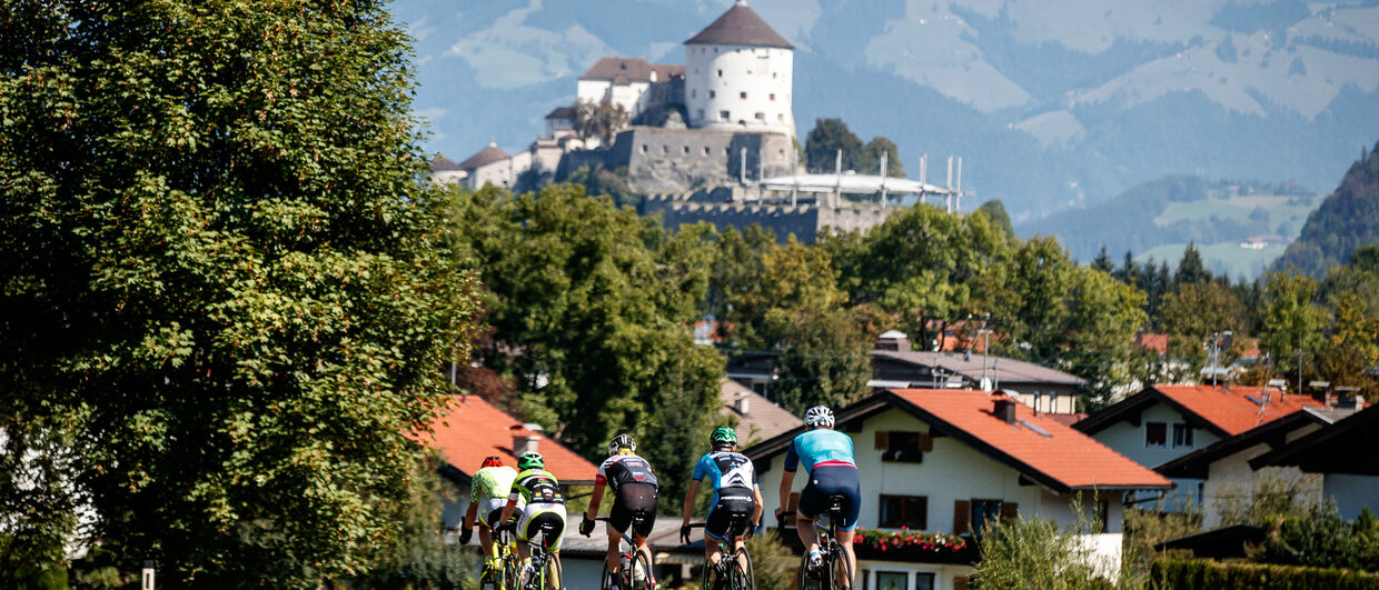 cyklomaraton Kufsteinerland s pevností Kufstein v pozadí