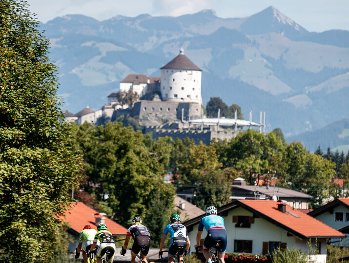 cyklomaraton Kufsteinerland s pevností Kufstein v pozadí