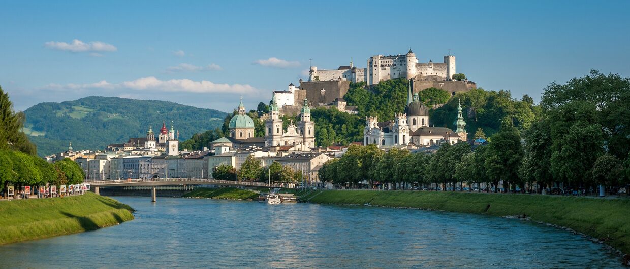 Blick auf die Altstadt von Salzburg von der Salzach aus