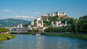 Blick auf die Altstadt von Salzburg von der Salzach aus