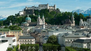 Stadt Salzburg - Mirabellgarten mit Blick auf die Festung Hohensalzburg