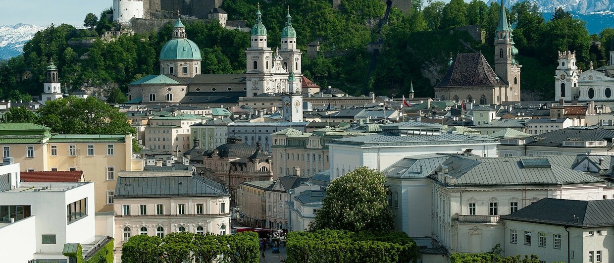 Stadt Salzburg - Mirabellgarten mit Blick auf die Festung Hohensalzburg