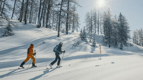  Ein Paar unternimmt eine Skitour