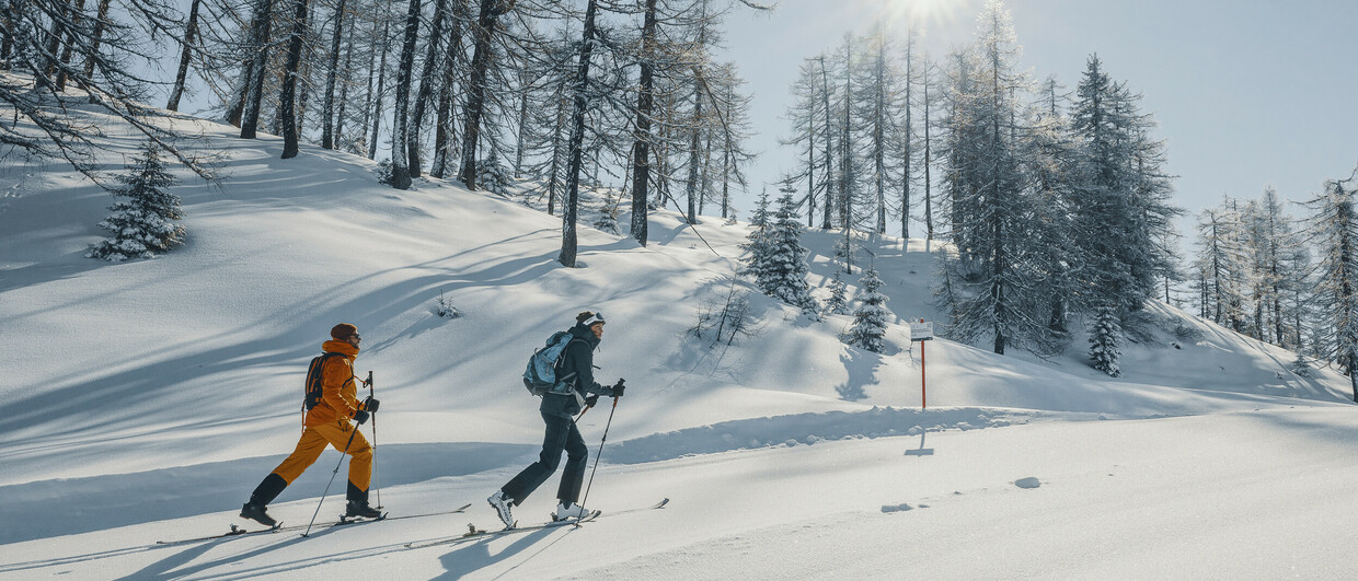  Ein Paar unternimmt eine Skitour