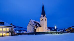 Kirche und Schule in Wagrain im Salzburger Land