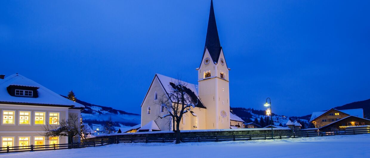 Kirche und Schule in Wagrain im Salzburger Land