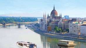 MS Primadonna_Aussenansicht_Budapest_Kettenbrücke Parlament