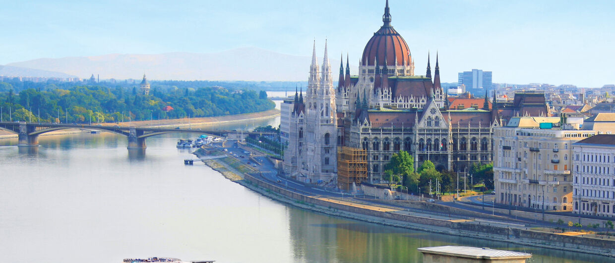 MS Primadonna_Aussenansicht_Budapest_Kettenbrücke Parlament