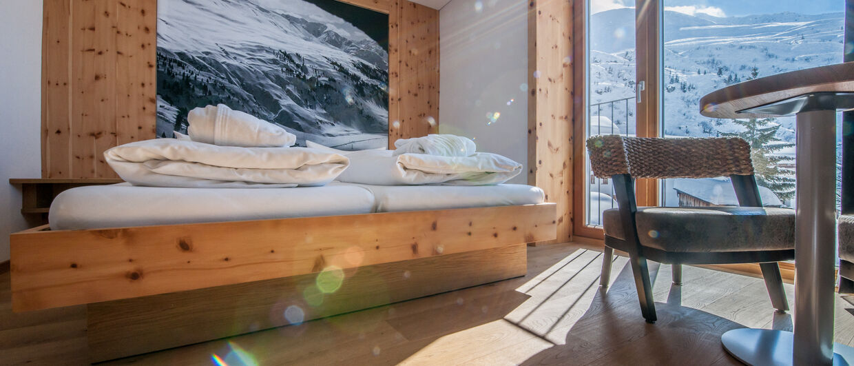 Holzmöbel und natürliche Materialien in den Zimmern des Hotel Mondschein