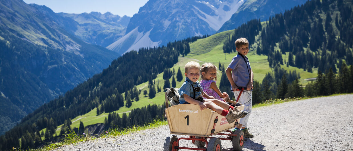 Familienwandern am Natursprünge-Weg im Brandnertal in Vorarlberg