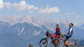 Zwei Mountainbiker machen Rast im Bikepark Leogang