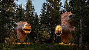 In Baumhäusern mit origineller Architektur übernachten Gäste nahe des Wirtshauses Steirereck am Pogusch in der Steiermark.