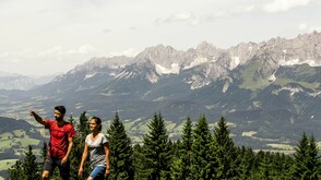 Wandern mit Blick auf den Wilden Kaiser