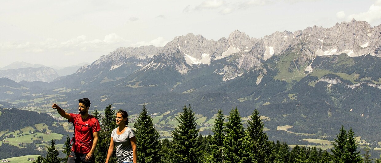 Wandern mit Blick auf den Wilden Kaiser