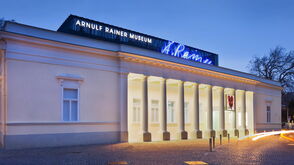 Muzeum Arnulfa Rainera se nachází v budově bývalých ženských lázní, která byla postavena v roce 1821.