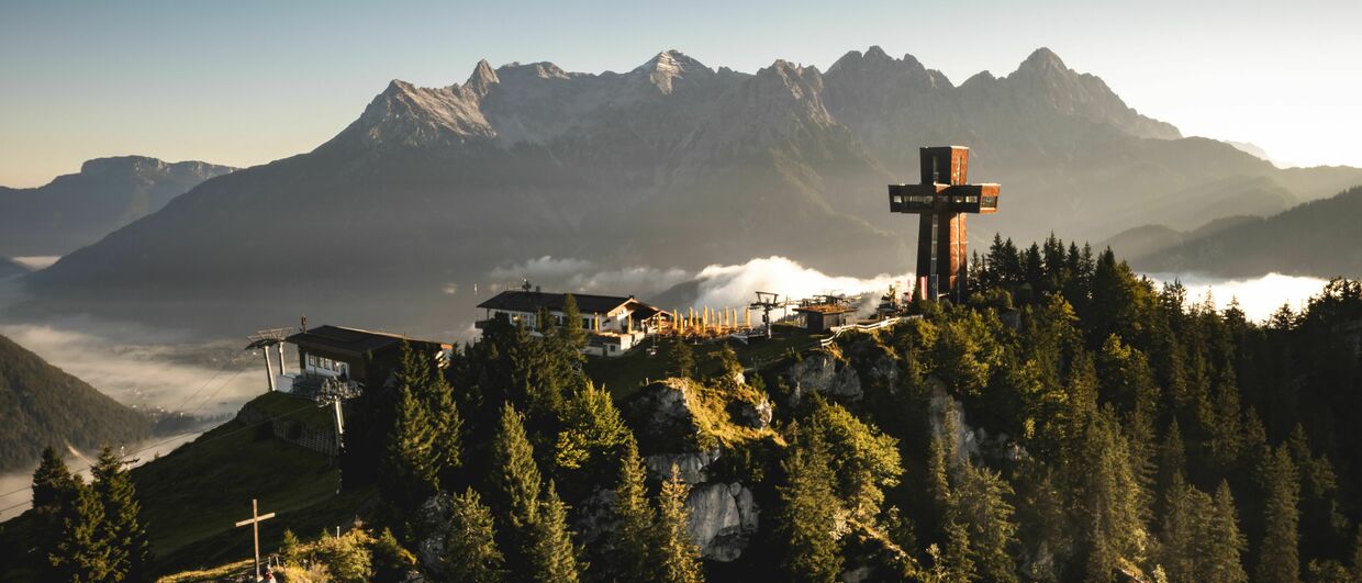 Jakobskreuz im PillerseeTal in Tirol: das größte begehbare Gipfelkreuz der Welt