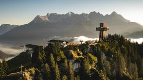 Jakobskreuz im PillerseeTal in Tirol: das größte begehbare Gipfelkreuz der Welt