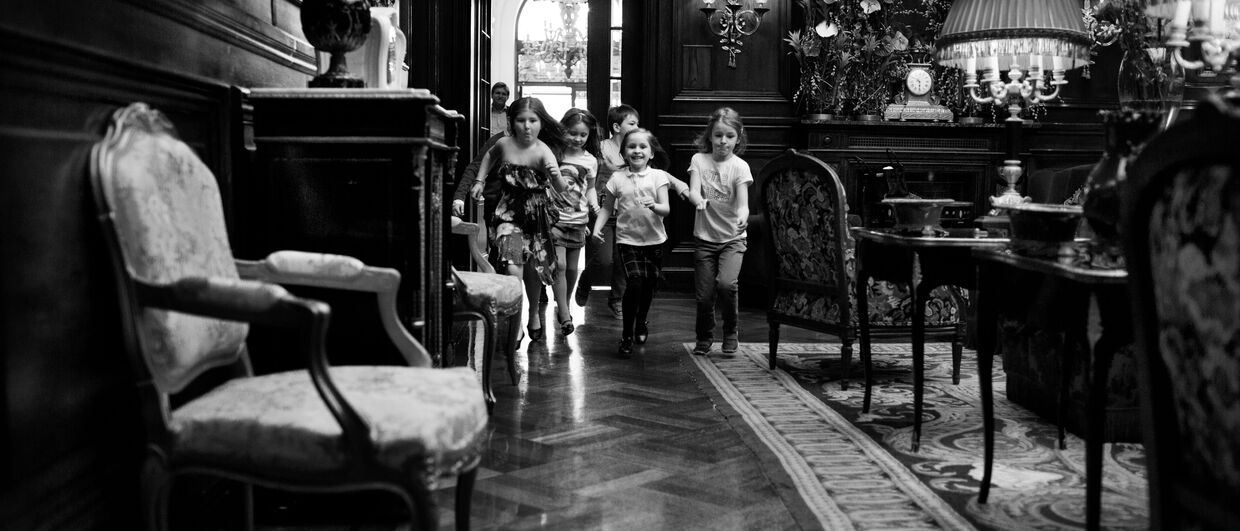 Hotel Sacher Vienna - Children running through the lobby