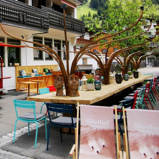 Plaudern und Genießen am "Dorftisch" des Hotel Sandhof in Lech