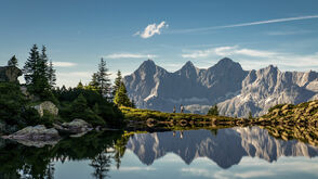 Reiteralm, jezero Spiegelsee s pohledem na Dachstein