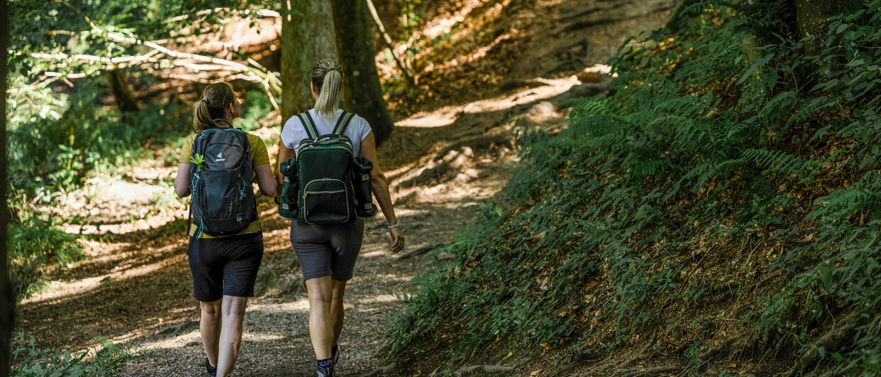 Zwei Frauen wandern im Wanderdorf Bad Kreuzen beim Stillensteinklamm.