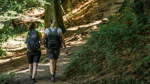 Zwei Frauen wandern im Wanderdorf Bad Kreuzen beim Stillensteinklamm.