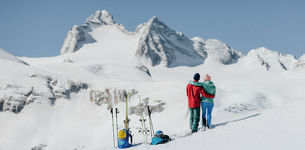 Paar bei einer Skitour Krippenstein-Obertraun