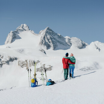 Paar bei einer Skitour Krippenstein-Obertraun