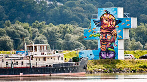 Am Donauufer künstlerisch verankert