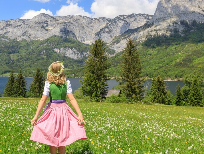 Rosafarbener Rock, grüner Leib mit lila Schürze: Merkmale des Ausseer Dirndls