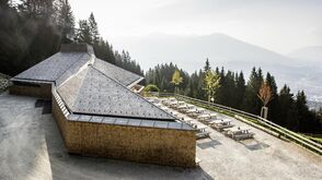 Genuss in alpin-modernem Ambiente: die Umbrüggler Alm oberhalb von Innsbruck