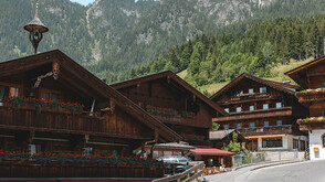Promenade dans le village de montagne d'Alpbach
