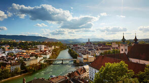 Letní slunce nad městem Steyr