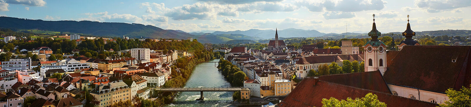 Letní slunce nad městem Steyr