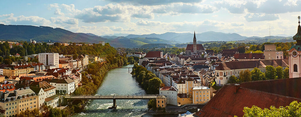 Letní slunce nad městem Steyr