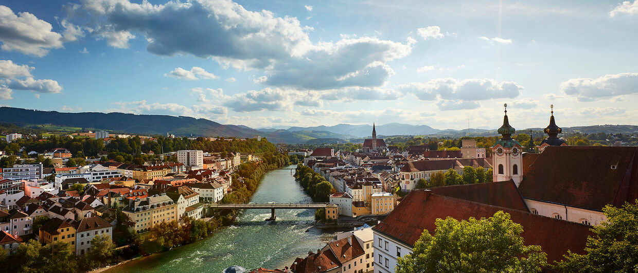 Letní slunce nad městem Steyr