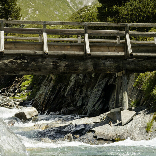 Bacherfrischung beim Wandern, Tirol