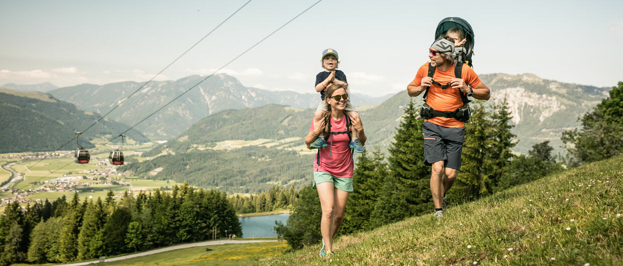 rodinná turistika na Harschbichl, pohled od Harschbichl směrem na Wilder Kaiser