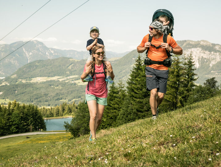 rodinná turistika na Harschbichl, pohled od Harschbichl směrem na Wilder Kaiser