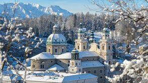 Blick auf den Salzburger Dom im Winter