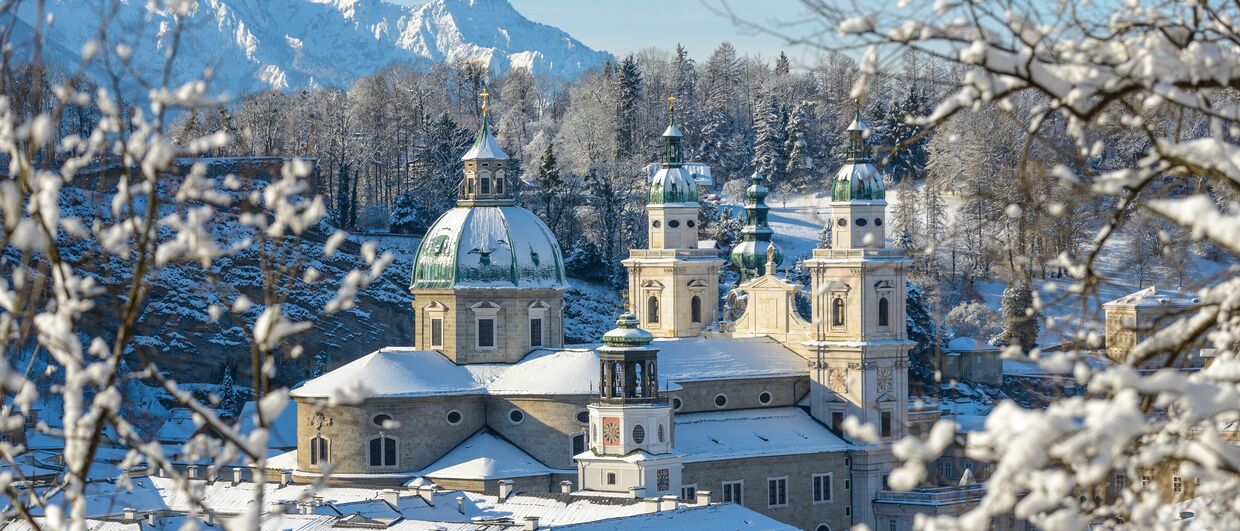 Blick auf den Salzburger Dom im Winter