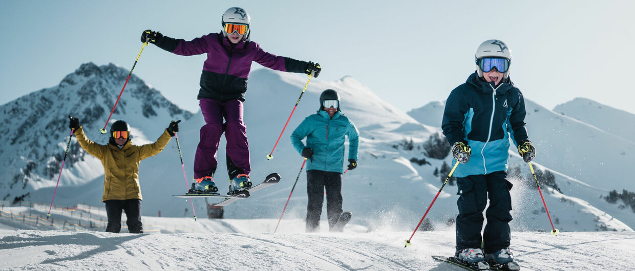 Familie beim Skifahren am Geniesserberg Ahorn im Zillertal