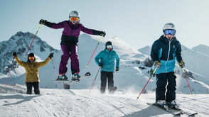 Familie beim Skifahren am Geniesserberg Ahorn im Zillertal