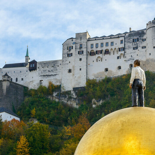 Kapitelplatz in Salzburg mit Goldener Kugel von Stephan Balkenhol