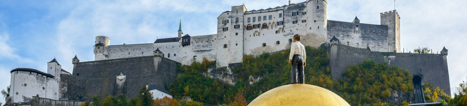 Kapitelplatz in Salzburg mit Goldener Kugel von Stephan Balkenhol