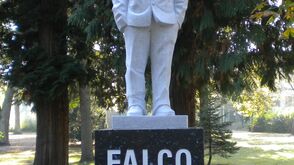 falco-statue-coypright_priwo-wikipedia