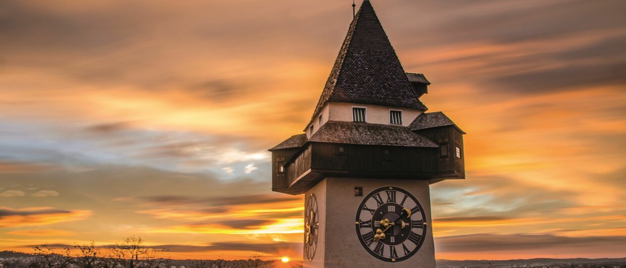 Zdaleka viditelná Hodinová věž v Grazu na Schlossbergu